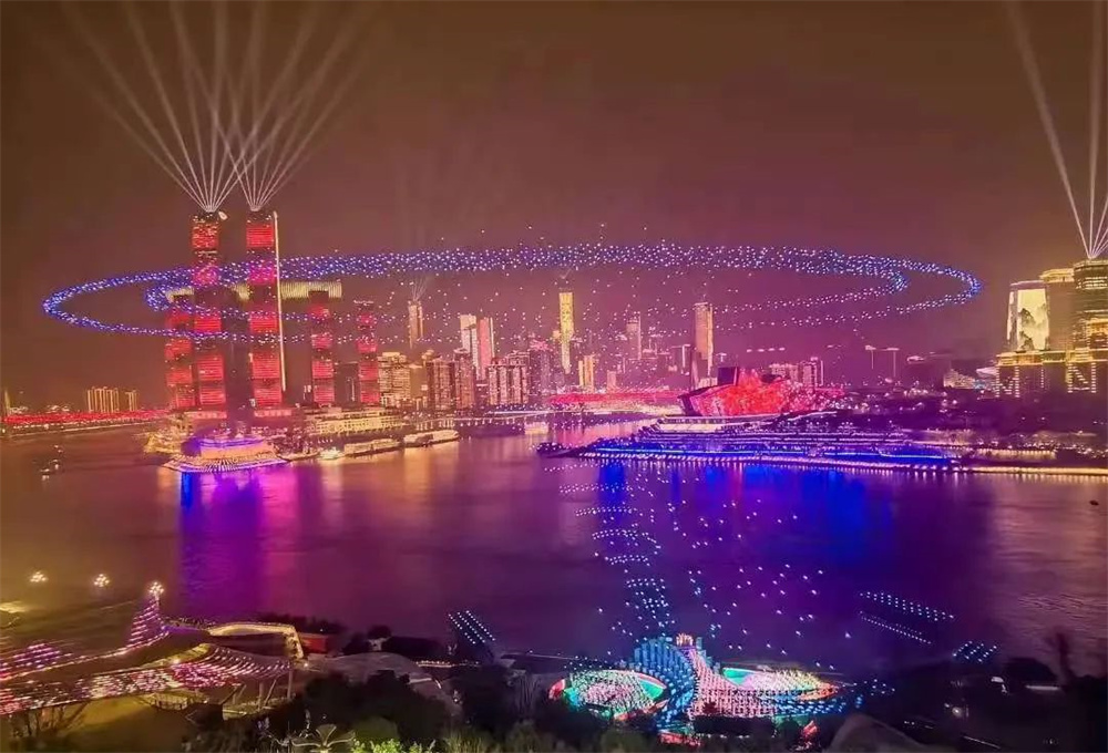 2025央視春節(jié)聯(lián)歡晚會(huì)（重慶分會(huì)場(chǎng)）?歐瑪燈光閃耀全場(chǎng) 無(wú)人機(jī)燈光秀表演開(kāi)場(chǎng) 畫(huà)面壯觀(guān)震撼！